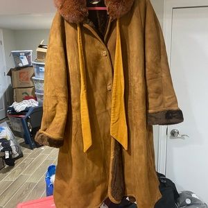 Giamax Brown Sheerling Fur Coat
W45
Great condition
Removable shoulder pads